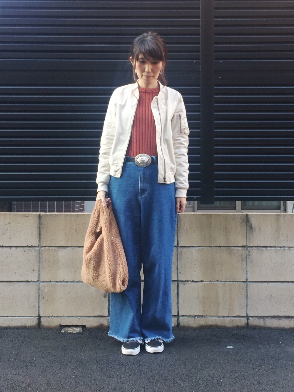 「休日スタイル、冬コーデ、大人カジュアル、MA-1、ワイドデニム、もこもこ、赤、シンプル、アウター予約するか悩む」｜「KBFのKBF MA-1フライトジャケット（MA-1、ホワイト系）」を使った、mari☻さん（レディース・160cm）の秋コーディネートの1枚目の写真