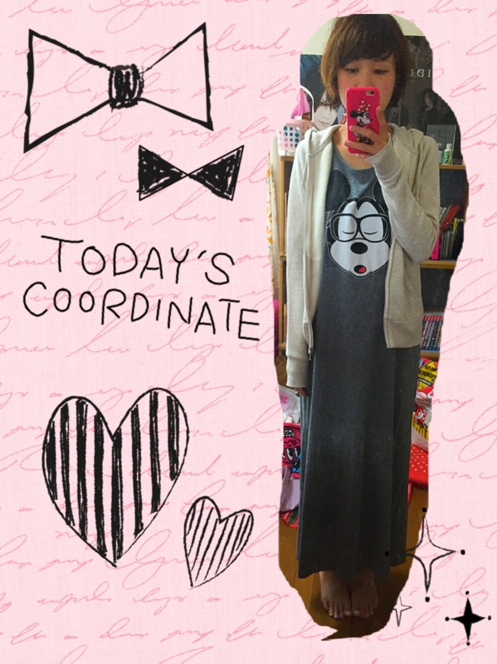 グレー系のワンピース、ベージュ系のその他アウターを着用したレディースの秋コーディネートの1枚目の写真