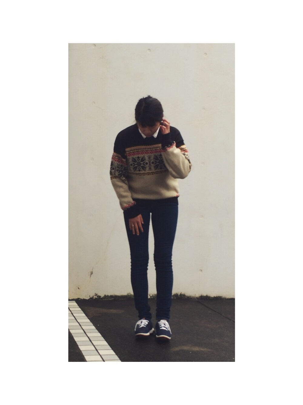 「ニット、フェアアイル、古着、柄シャツ、GU、デニムパンツ、スキニーデニム、スニーカー、ボーイッシュ、リーボック(Reebok)」｜「TRUE RELIGIONのアイテム（デニムパンツ、ブルー系）」を使った、カワハラリナ子さん（レディース・171cm）の秋コーディネートの1枚目の写真