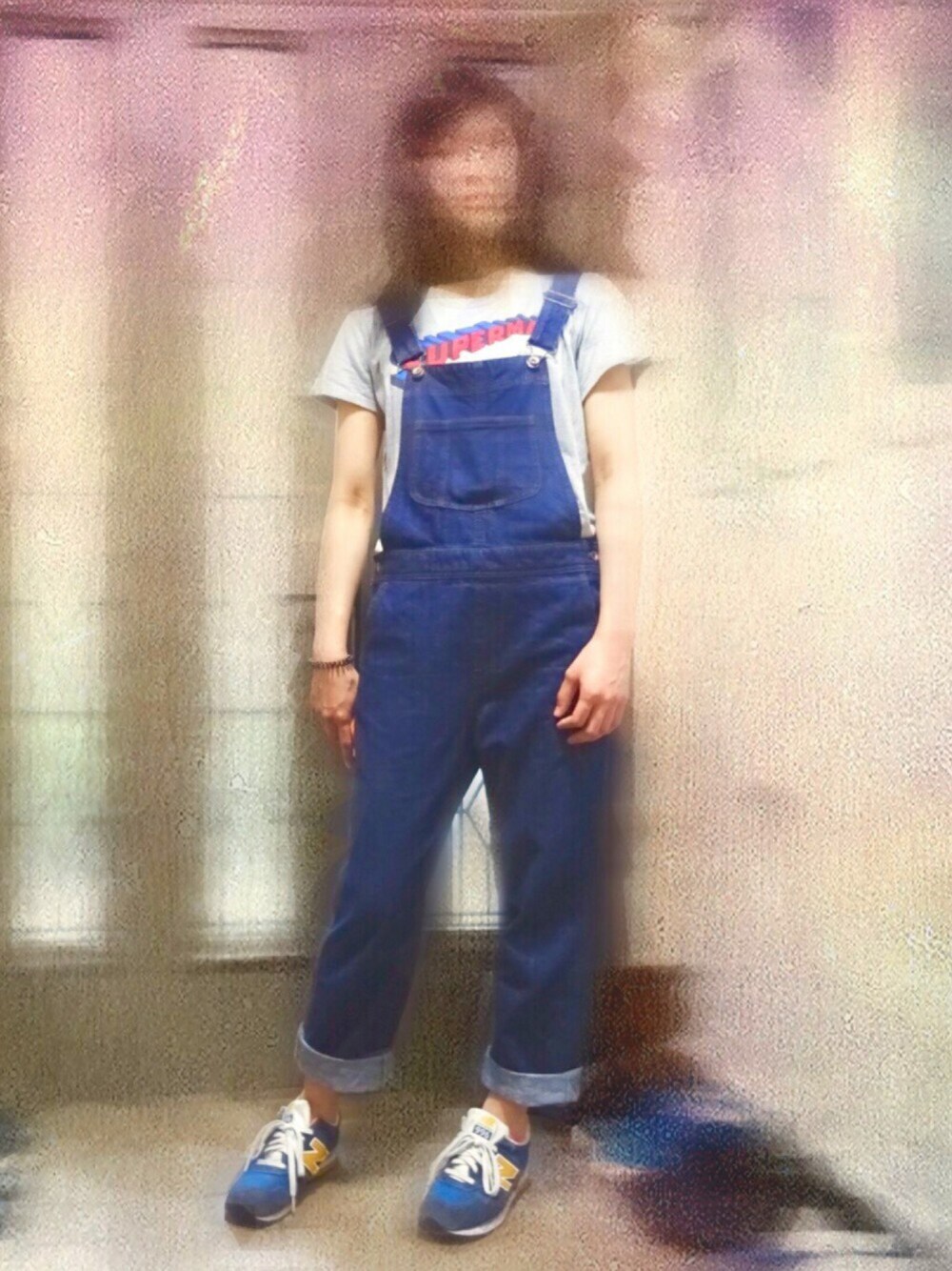 グレー系のトップス、ブルー系のサロペット/オーバーオール、グレー系のトップスを着用したレディースの夏コーディネートの1枚目の写真