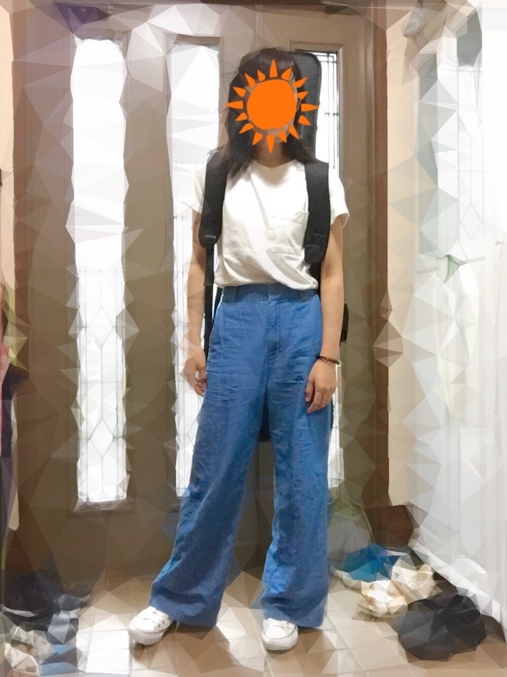 ホワイト系のスニーカー、ブルー系のデニムパンツ、ホワイト系のトップスを着用したレディースの夏コーディネートの1枚目の写真