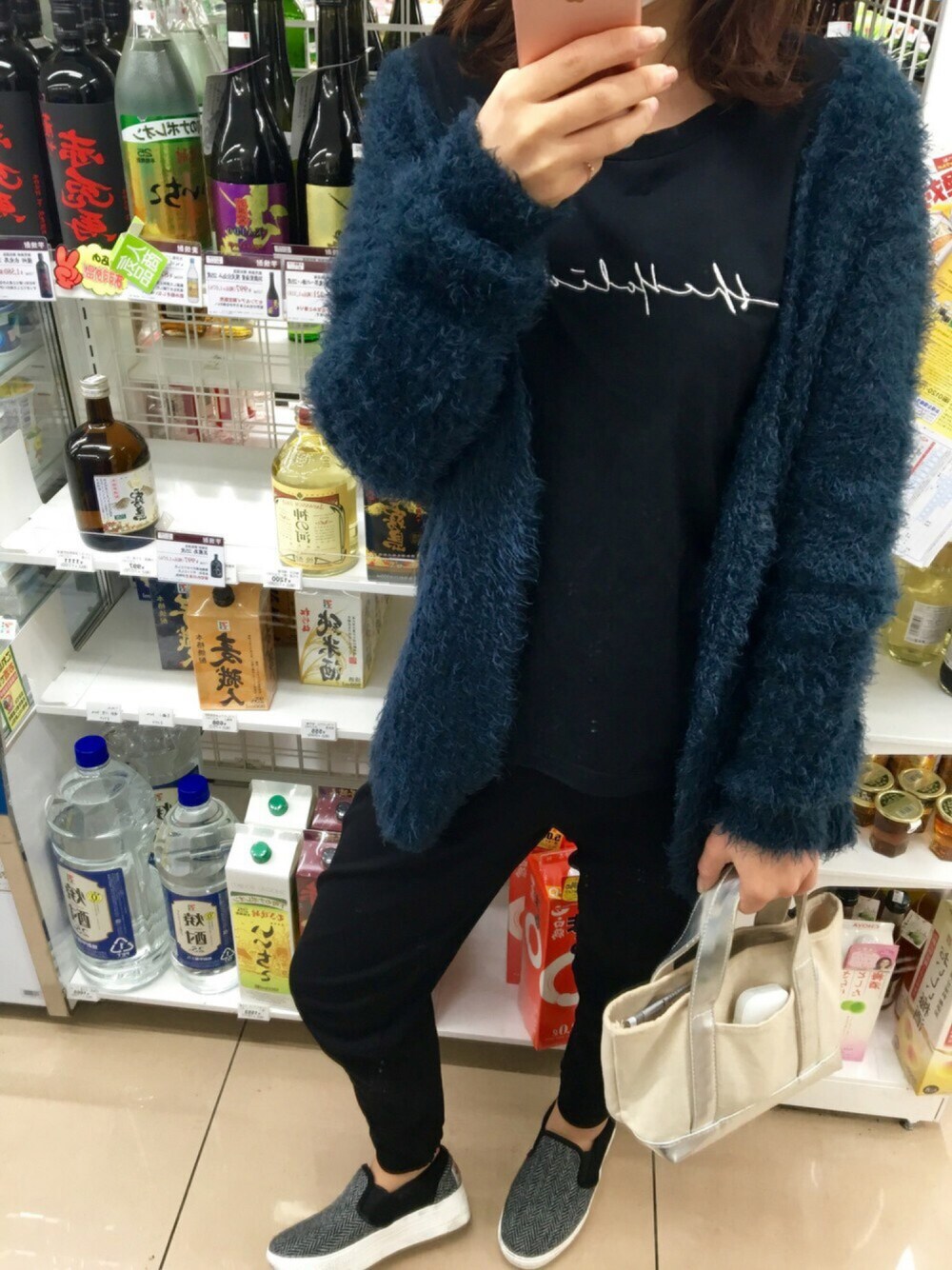 ブラック系のTシャツ/カットソー、ブラック系のスリッポン、ブラック系のパンツを着用したレディースの秋コーディネートの1枚目の写真