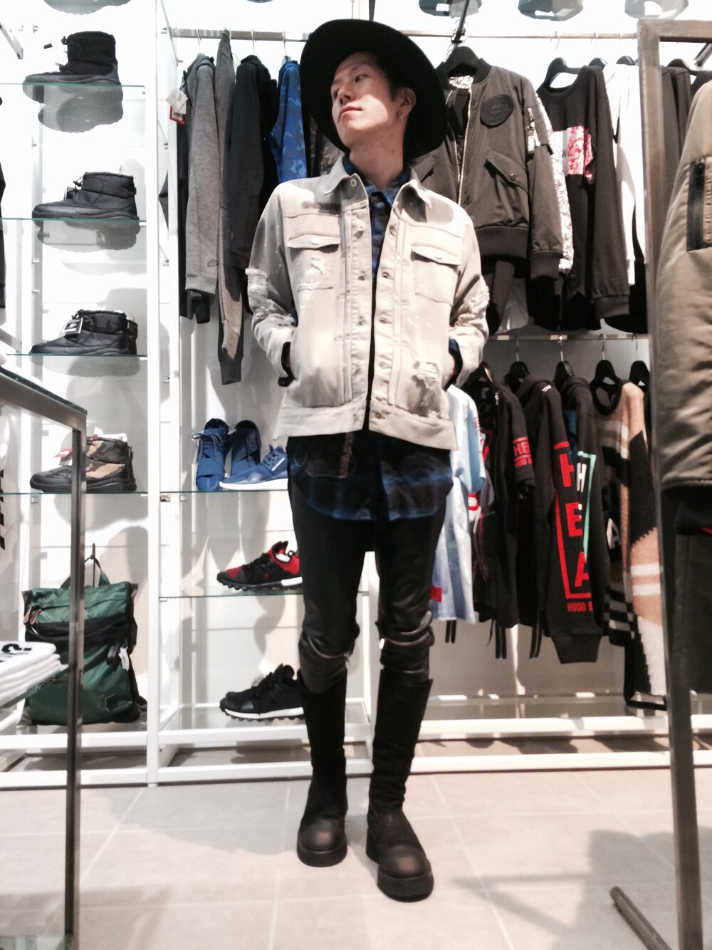 「スキニーパンツ、LHP、ハット、ロングブーツ、Danke schon、レザーパンツ、JULIUS」｜「DANKE SCHONのDankeSchon/ダンケシェーン/Damage Denim Jacket（デニムジャケット、グレー系）」を使った、Kazuya Kitamuraさん（メンズ・177cm）の秋コーディネートの1枚目の写真