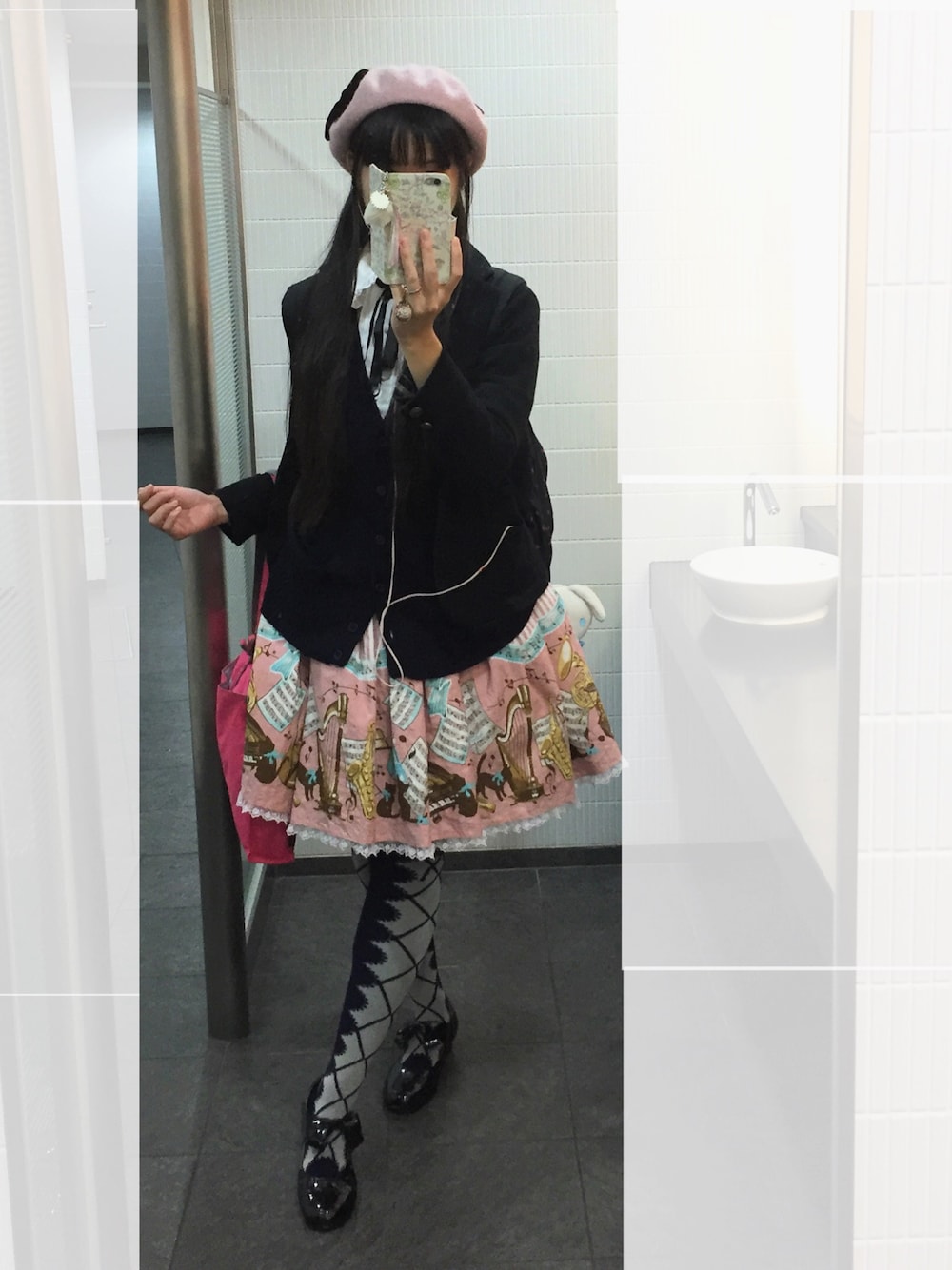 「学生、ベレー帽、カーディガン、ネコ、ロリータ、カジュアルコーデ、秋のコーデ、リボン」｜「SWIMMERのアイテム（ハンチング/ベレー帽、ピンク系）」を使った、manaca*さん（レディース・168cm）の秋コーディネートの1枚目の写真