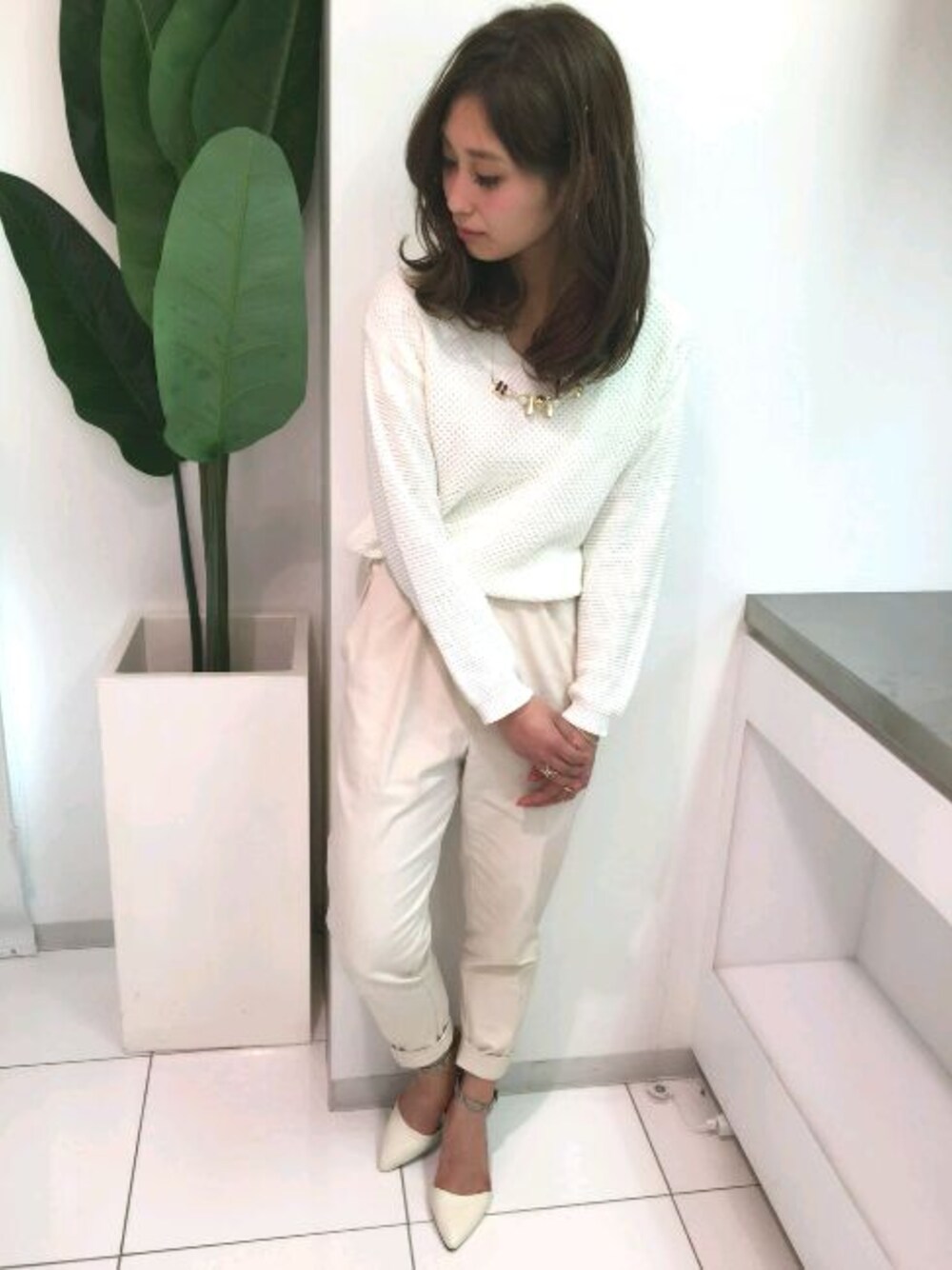 ホワイト系のその他パンツ、ホワイト系のパンプス、ホワイト系のニット/セーターを着用したレディースの冬コーディネートの1枚目の写真