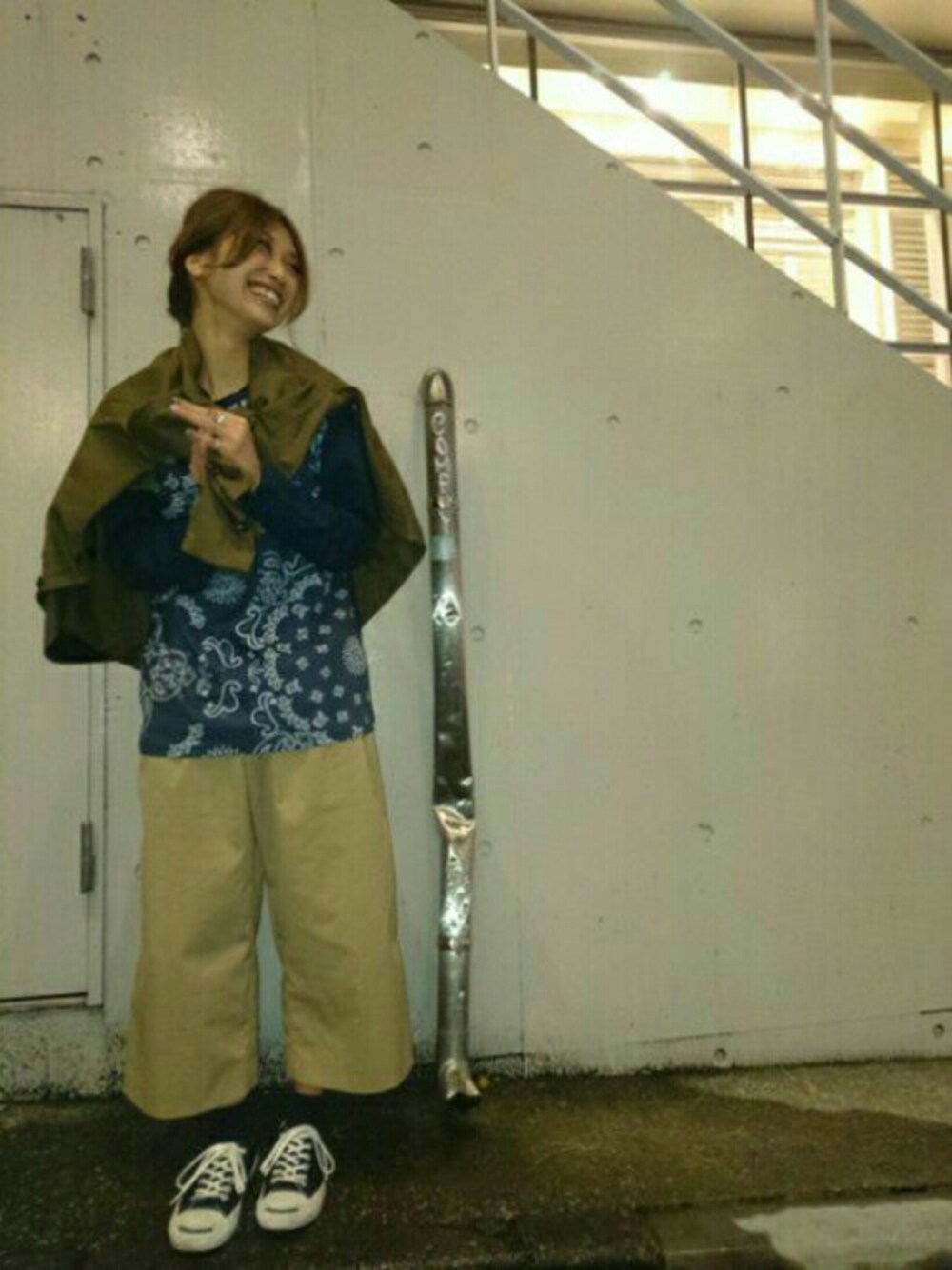 ブルー系のTシャツ/カットソー、ベージュ系のその他パンツ、ブルー系のスニーカーを着用したレディースの春コーディネートの1枚目の写真