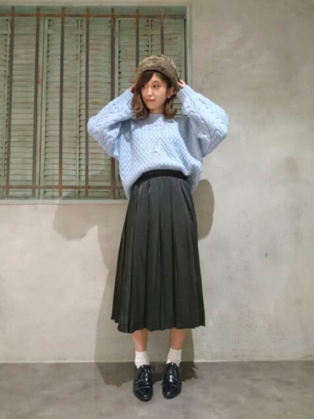 「HARELADIES、HARE、ニット、ビッグシルエット、カジュアルコーデ、水色、オーバーサイズ、もこもこ」｜「HAREの3WAYレースアップシューズ(HARE)（ドレスシューズ、ブラック系）」を使った、sayaさん（レディース・157cm）の秋コーディネートの1枚目の写真