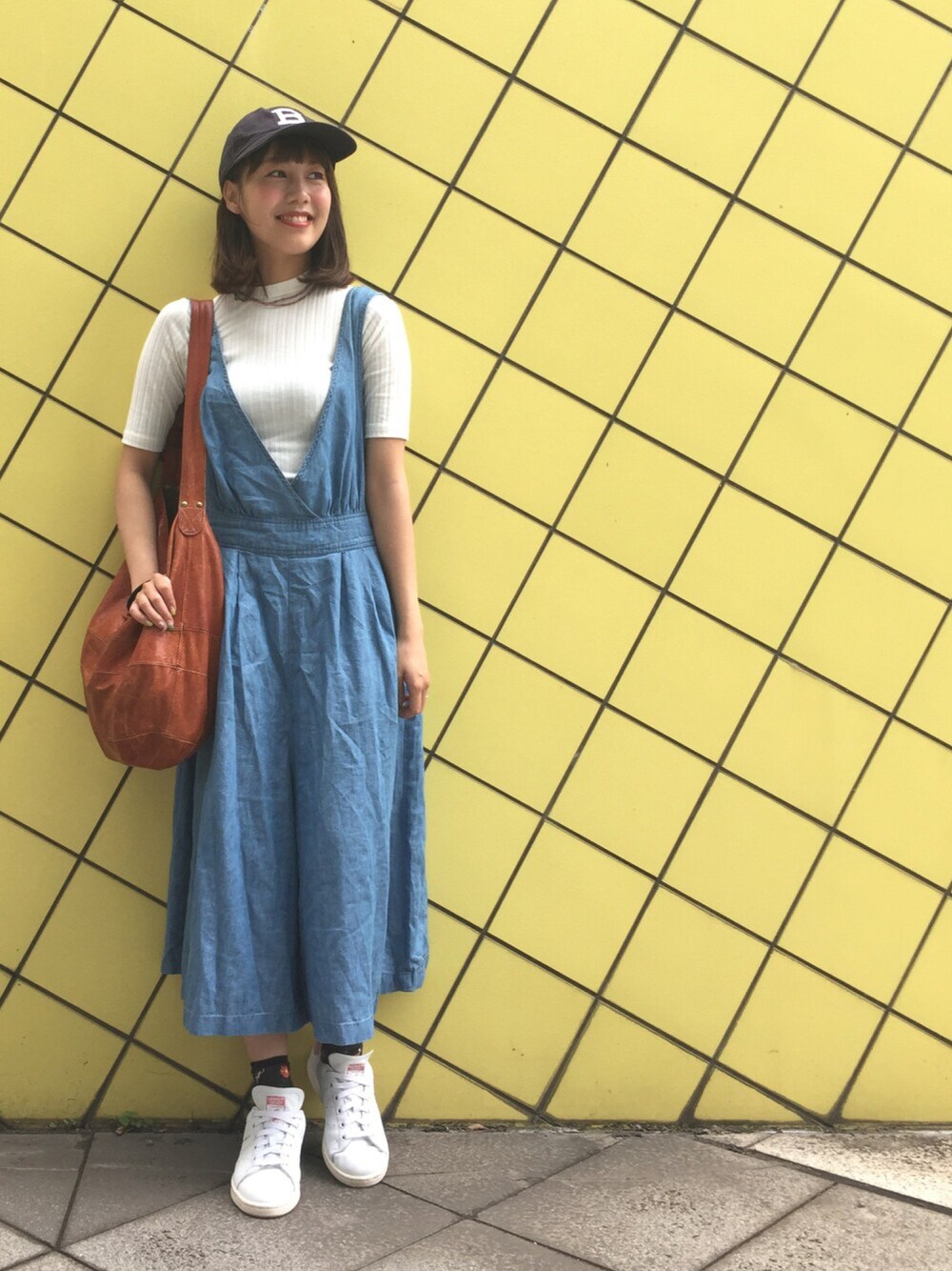 「デニム、オールインワン、デニムサロペット、リブトップス、スタンスミス、stan smith、カジュアル、カジュアルガーリー、スニーカーコーデ、前髪ぱっつん」｜「VISのデニムサロペット（つなぎ/オールインワン、ブルー系）」を使った、halさん（レディース・149cm）の夏コーディネートの1枚目の写真