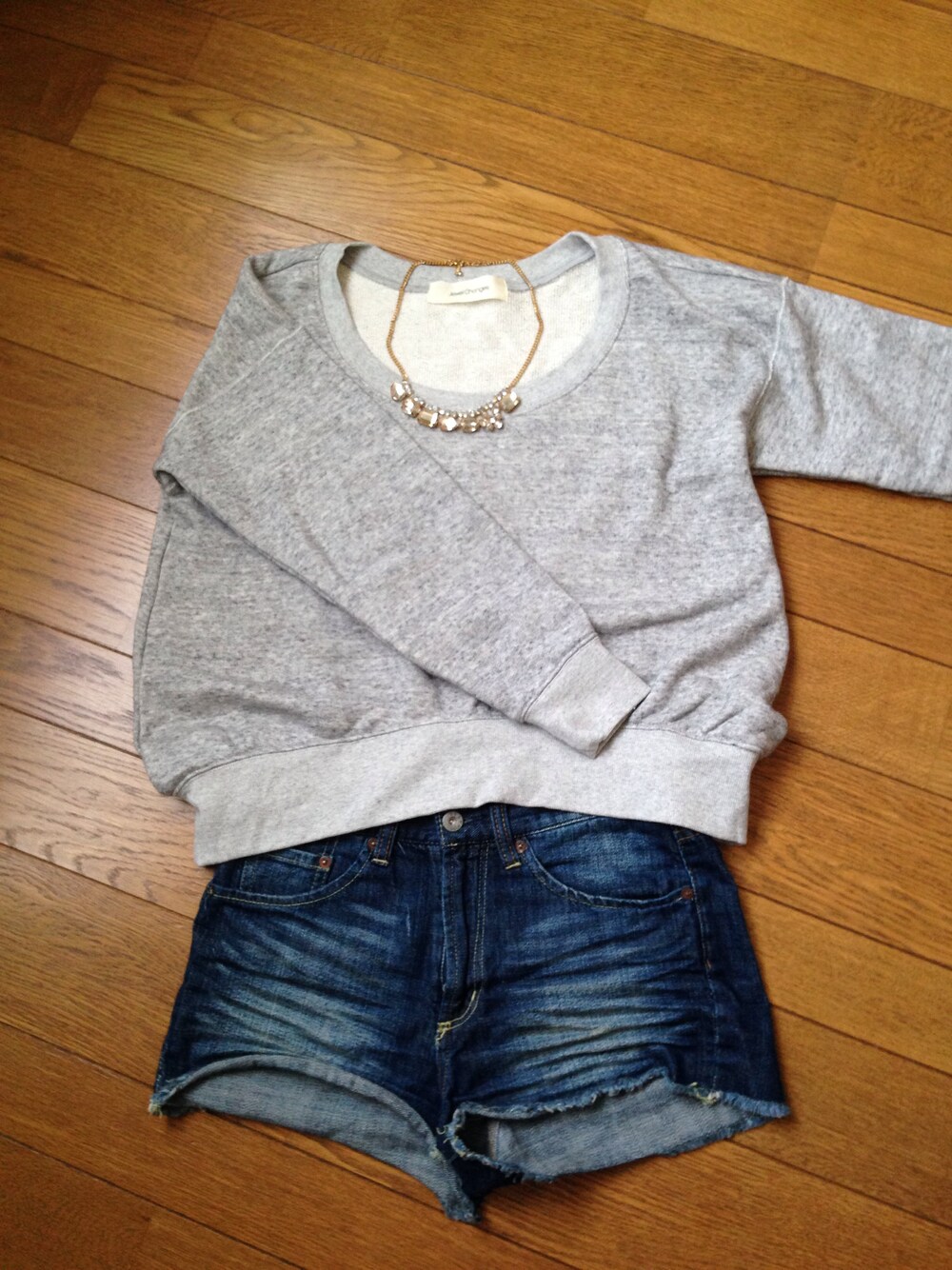 「スウェット、デニム、ショートパンツ、ラフ」｜「Jewel ChangesのJCT C/LCL 裏毛 オフショルダー GR / スウェット（Tシャツ/カットソー、グレー系）」を使った、yo-さん（レディース・161cm）の春コーディネートの1枚目の写真