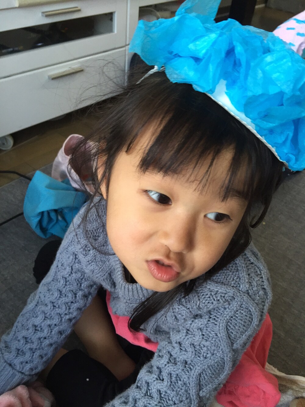 グレー系のニット/セーターを着用したレディースの冬コーディネートの1枚目の写真