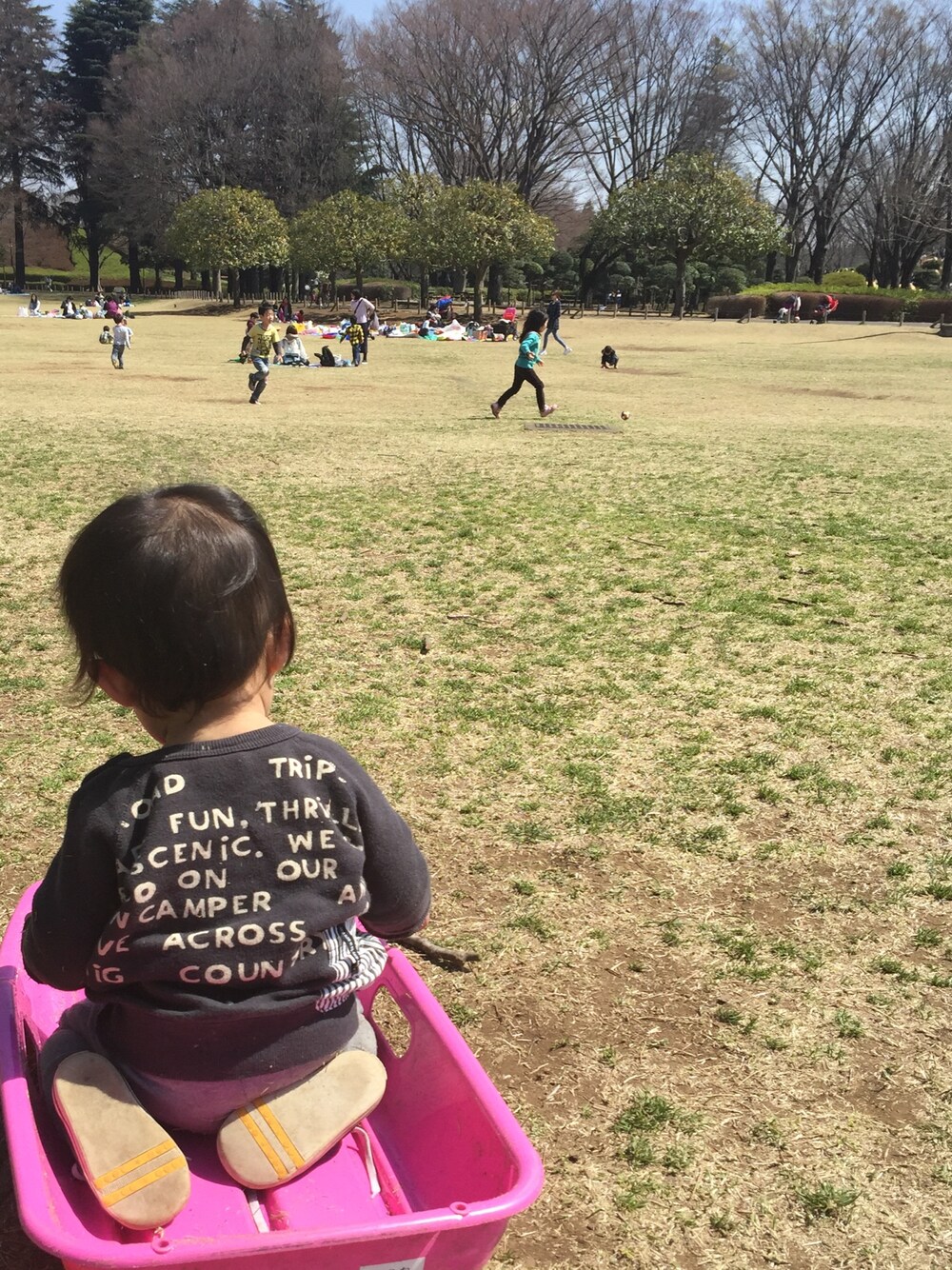 ブラック系のTシャツ/カットソー、ブラック系のスニーカーを着用したレディースの春コーディネートの1枚目の写真