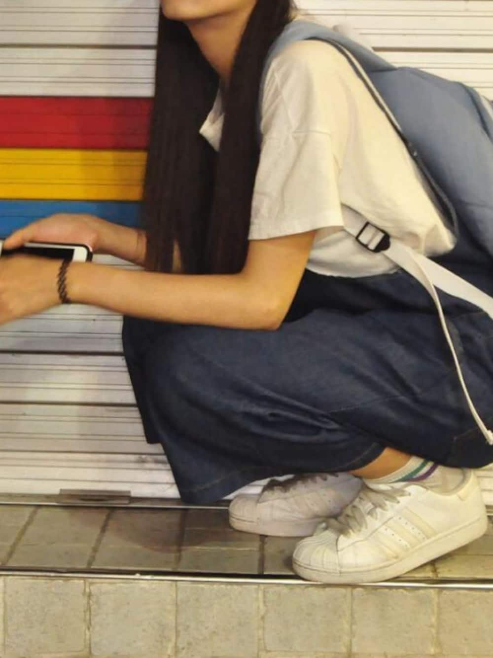 ホワイト系のスニーカーを着用したレディースの春コーディネートの1枚目の写真