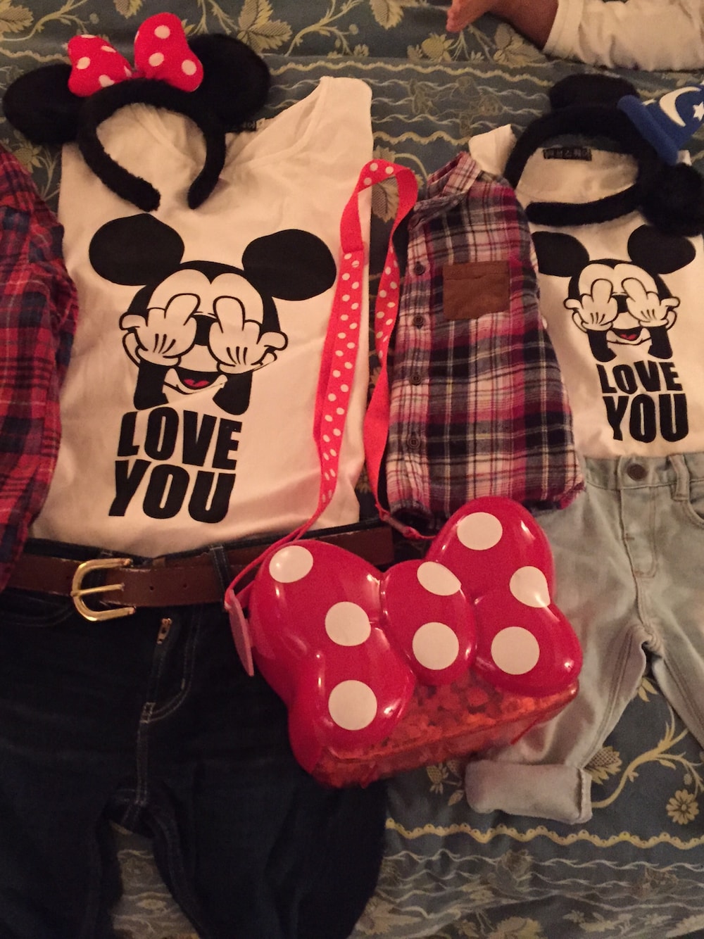 ブルー系のデニムパンツを着用したキッズの秋コーディネートの1枚目の写真