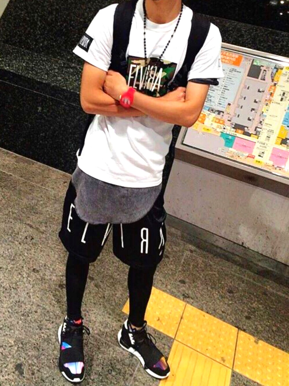 「白Tシャツ、ELVIRA、Y-3 qasa high、ストリート」｜「H&Mのアイテム（Tシャツ/カットソー、グレー系）」を使った、ワサビーフさん（メンズ・168cm）の夏コーディネートの1枚目の写真