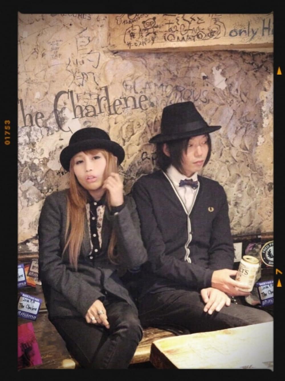「FRED PERRY、フレッドペリー、The Charlene.（シャーレイン）、UK Rock、バンドマン、バンド、ライブ、イギリス、WEAR 軽音部、音楽で繋がる」｜「FRED PERRYのBow Tie（蝶ネクタイ、ブルー系）」を使った、スズキカツノリさん（メンズ・174cm）の冬コーディネートの1枚目の写真