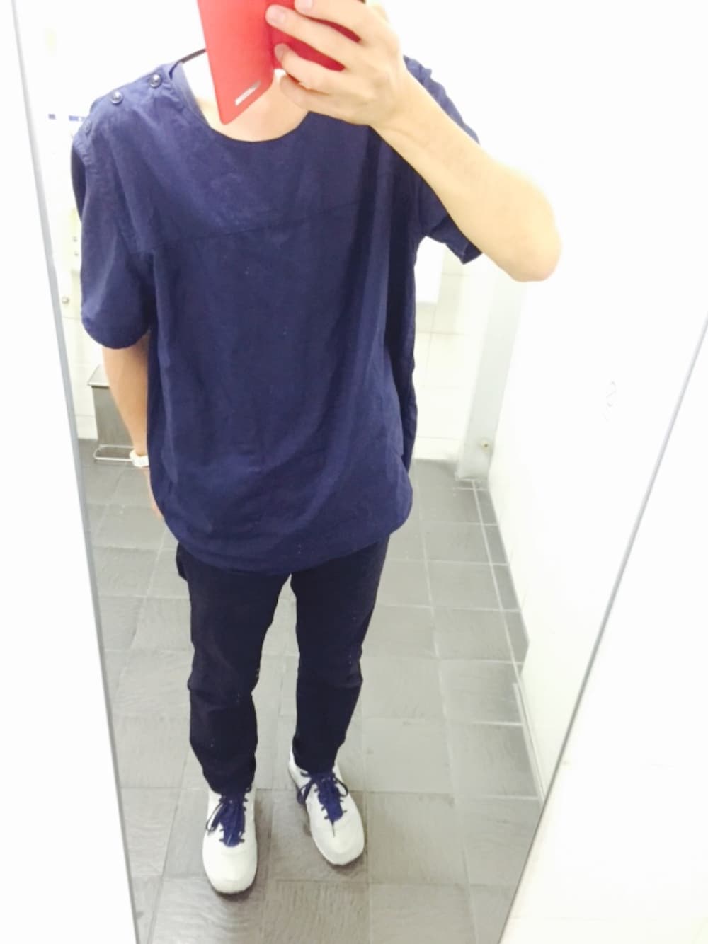 ブルー系のTシャツ/カットソー、ブルー系のその他パンツ、ホワイト系のスニーカーを着用したメンズの夏コーディネートの1枚目の写真