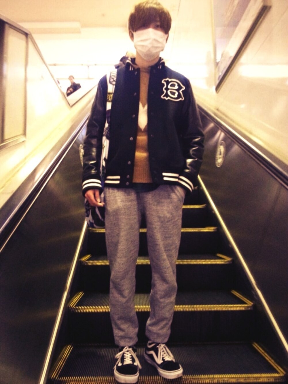 「minaperhonen、MR.GENTLEMAN、beautiful people」｜「beautiful peopleのw. melton stadium jumper（スタジャン、ブラック系）」を使った、タカショウさん（メンズ・169cm）の冬コーディネートの1枚目の写真