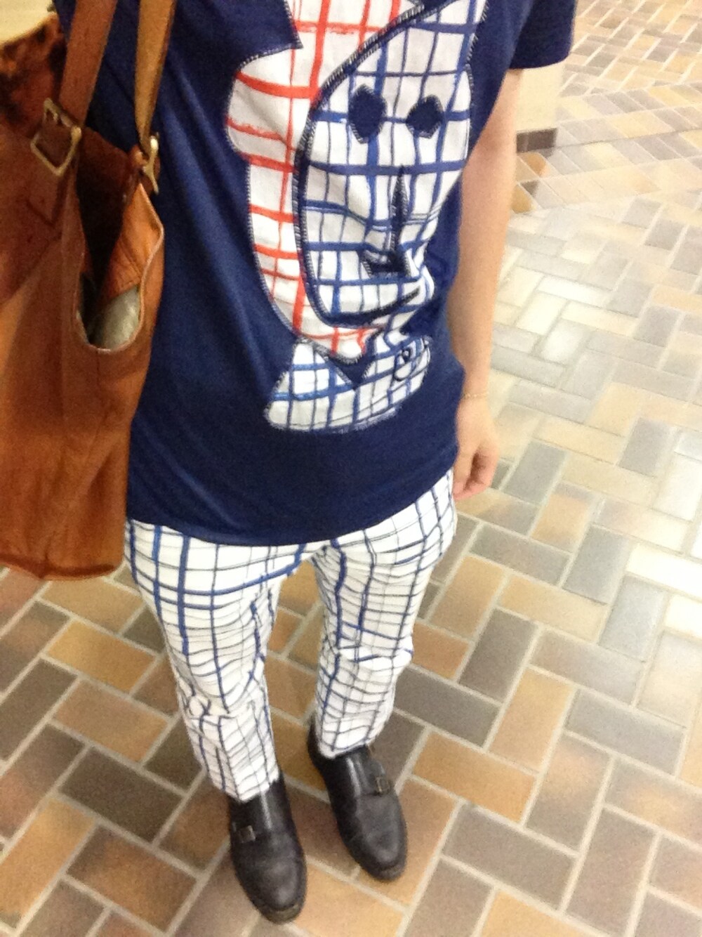「チェック、柄パンツ、carven、TEE、チェックシャツ、夏、Tシャツ、メンズ、コーディネート、フレンチ」｜「CARVENのPICASSO VALLAURIS JERSEY T-SHIRT（Tシャツ/カットソー、ブルー系）」を使った、タカショウさん（メンズ・169cm）の夏コーディネートの1枚目の写真