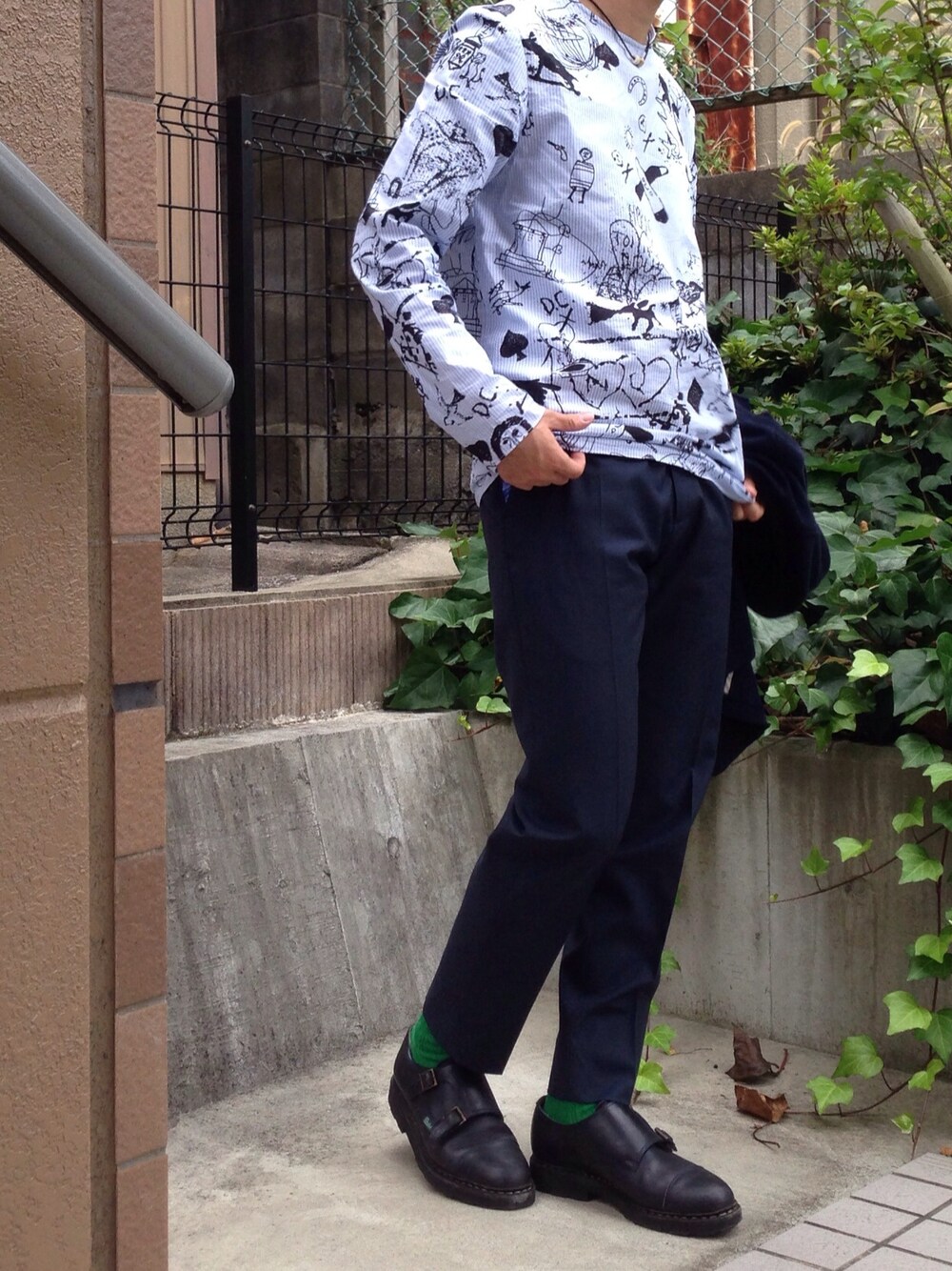 「men、code、ootd、outfit、carven、#KENZO、カラーソックス、AW、STYLE、MENS」｜「CARVENのtatoo print stripy poplin elasticated collarless shirt（シャツ/ブラウス、ホワイト系）」を使った、タカショウさん（メンズ・169cm）の秋コーディネートの1枚目の写真