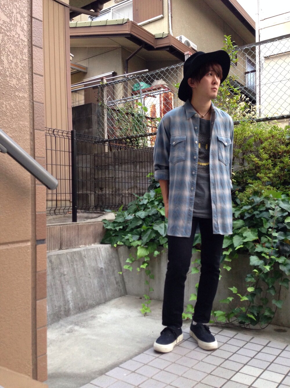 「ツバ広ハット、ハット、帽子、チェックシャツ、チェック、used、スキニー、UNUSED、men、ootd」｜「UNUSEDのrabbit fur hut（ハット、ブラック系）」を使った、タカショウさん（メンズ・169cm）の秋コーディネートの1枚目の写真