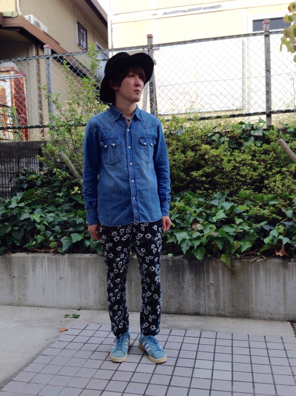 「LEE、adidas、ootd、outfit、デニム、デニムシャツ、スニーカー、men、ciaopanic」｜「UNUSEDのrabbit fur hut（ハット、ブラック系）」を使った、タカショウさん（メンズ・169cm）の秋コーディネートの1枚目の写真