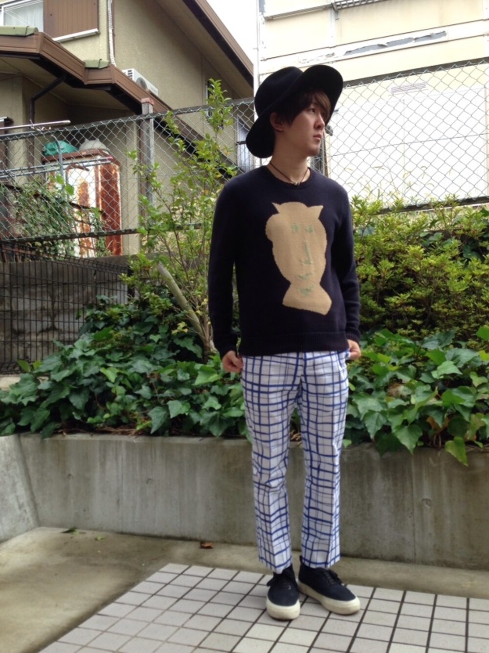 「黒ハット、ハット、ニット、carven、パンツ、チェック、スニーカー、men、fashion、ootd」｜「UNUSEDのrabbit fur hut（ハット、ブラック系）」を使った、タカショウさん（メンズ・169cm）の秋コーディネートの1枚目の写真