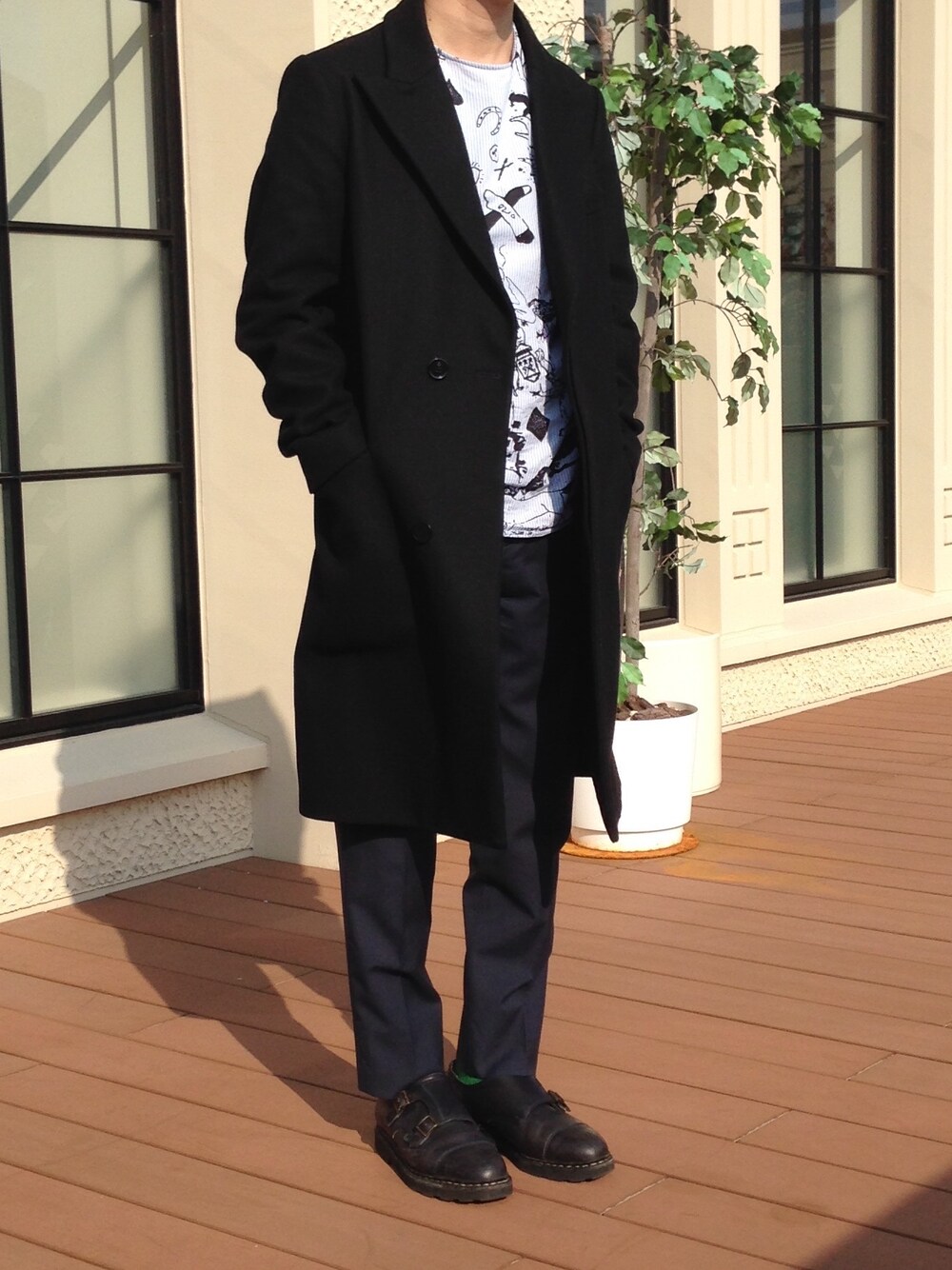 「men、黒、アウター、チェスターコート、carven、モード、カジュアル、スラックス、ootd、outfit」｜「CARVENのWOOL COAT（チェスターコート、ブラック系）」を使った、タカショウさん（メンズ・169cm）の秋コーディネートの1枚目の写真