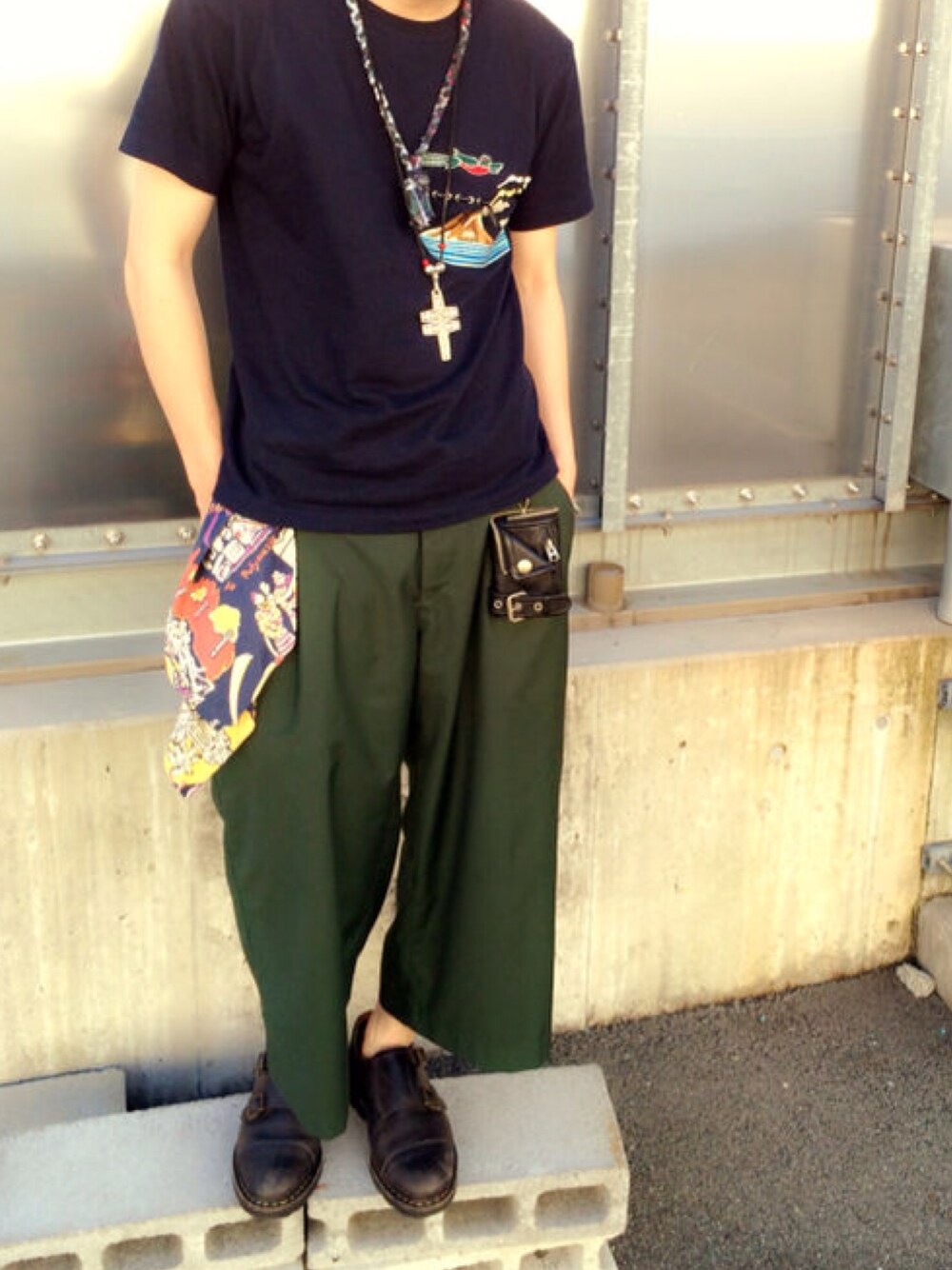 「Tシャツ、アクセサリー、Porter Classic、インディアンジュエリー、ワイトパンツ、パンツ、スカーフ、革靴、夏、夏コーデ」｜「PORTER CLASSICのアイテム（アクセサリー、その他）」を使った、タカショウさん（メンズ・169cm）の秋コーディネートの1枚目の写真