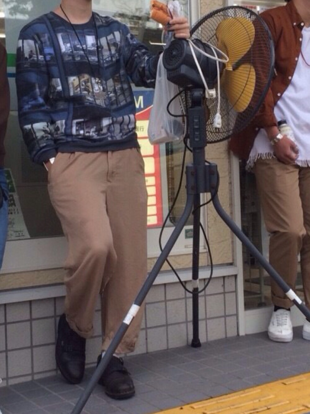 「スウェット、ワイドパンツ、革靴、ootd、outfit、autumn、winter、柄」｜「CARVENのCarven Michael Wolf print sweatshirt（スウェット、ブルー系）」を使った、タカショウさん（メンズ・169cm）の冬コーディネートの1枚目の写真