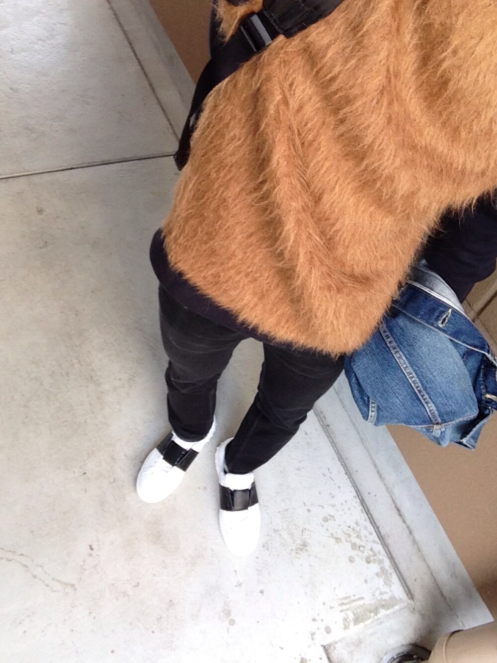 「スウェット、異素材、アルパカ、スキニーデニム、デニムジャケット、valentino、スニーカー、ootd」｜「MARNIのL/S SWEATSHIRT（スウェット、ベージュ系）」を使った、タカショウさん（メンズ・169cm）の冬コーディネートの1枚目の写真