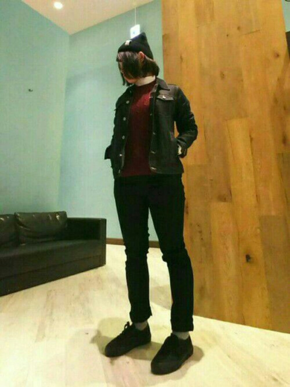「ニット帽、デニムジャケット、ケーブルニット、黒パンツ、ユニオンステーション、スペルガ、ボブ、黒スニーカー、モックネック、ジェンダーレス」｜「PACIFIC STATEのワッチキャップ（ニットキャップ/ビーニー、ブラック系）」を使った、みったさん（レディース・158cm）の秋コーディネートの1枚目の写真
