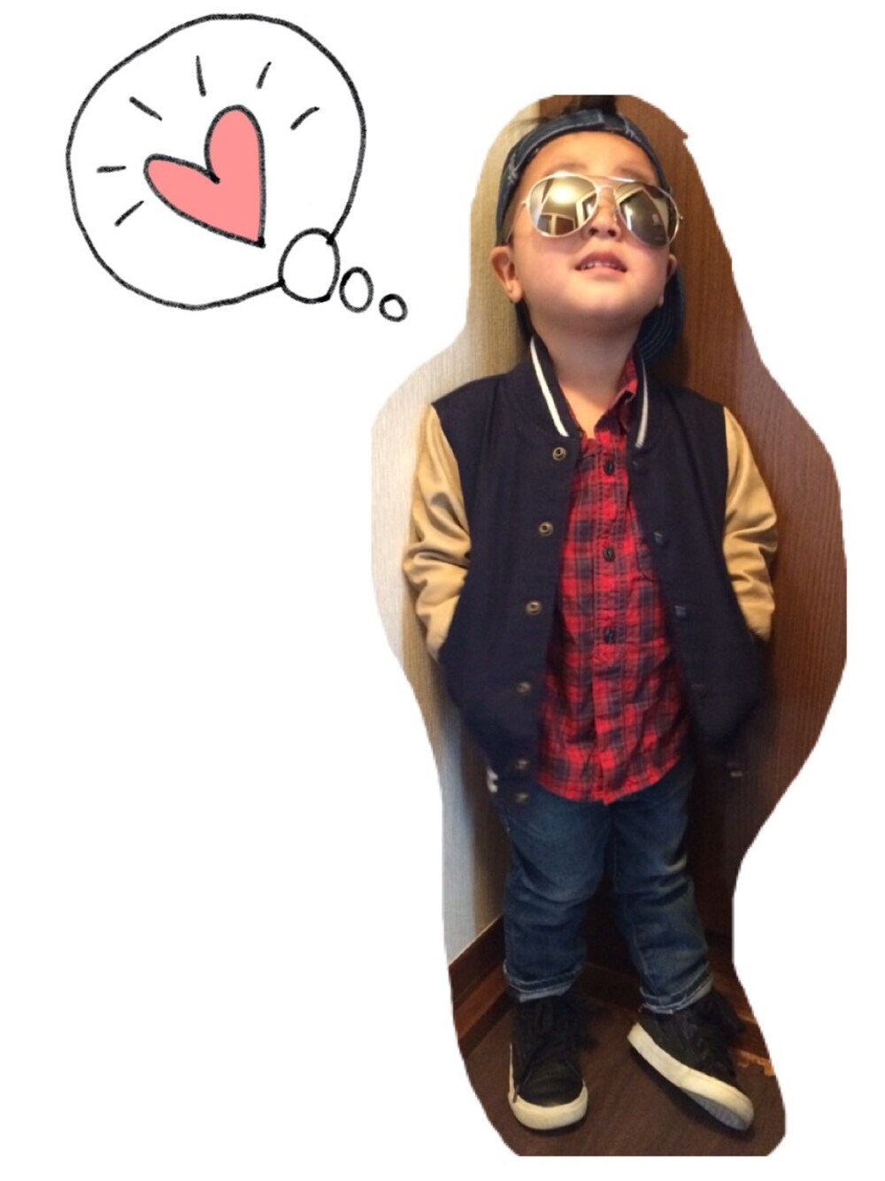 「チエックシャツ、LEE、デニムパンツ、黒いスニーカー、ハイカットスニーカー、サングラス、GAP」｜「Leeのアイテム（キャップ、ブルー系）」を使った、あいらぶぱぐさん（キッズ・90cm）の冬コーディネートの1枚目の写真
