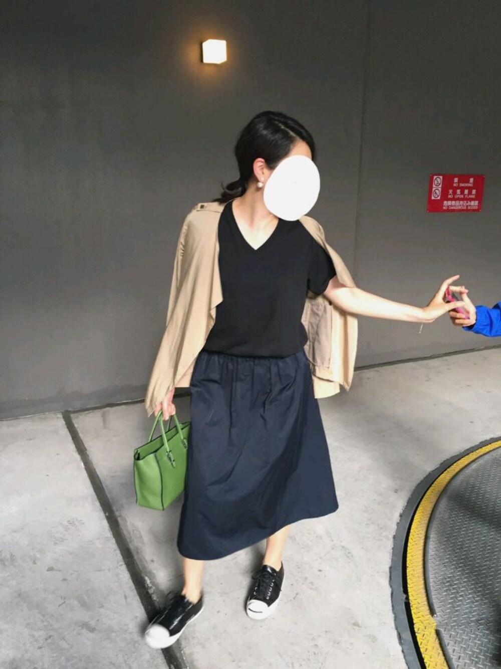 「カジュアルコーデ、スニーカー、ユニクロパックＴ」｜「UNIQLOのMEN ドライカラーVネックT（半袖）A（Tシャツ/カットソー、ブラック系）」を使った、yunさん（レディース・166cm）の夏コーディネートの1枚目の写真