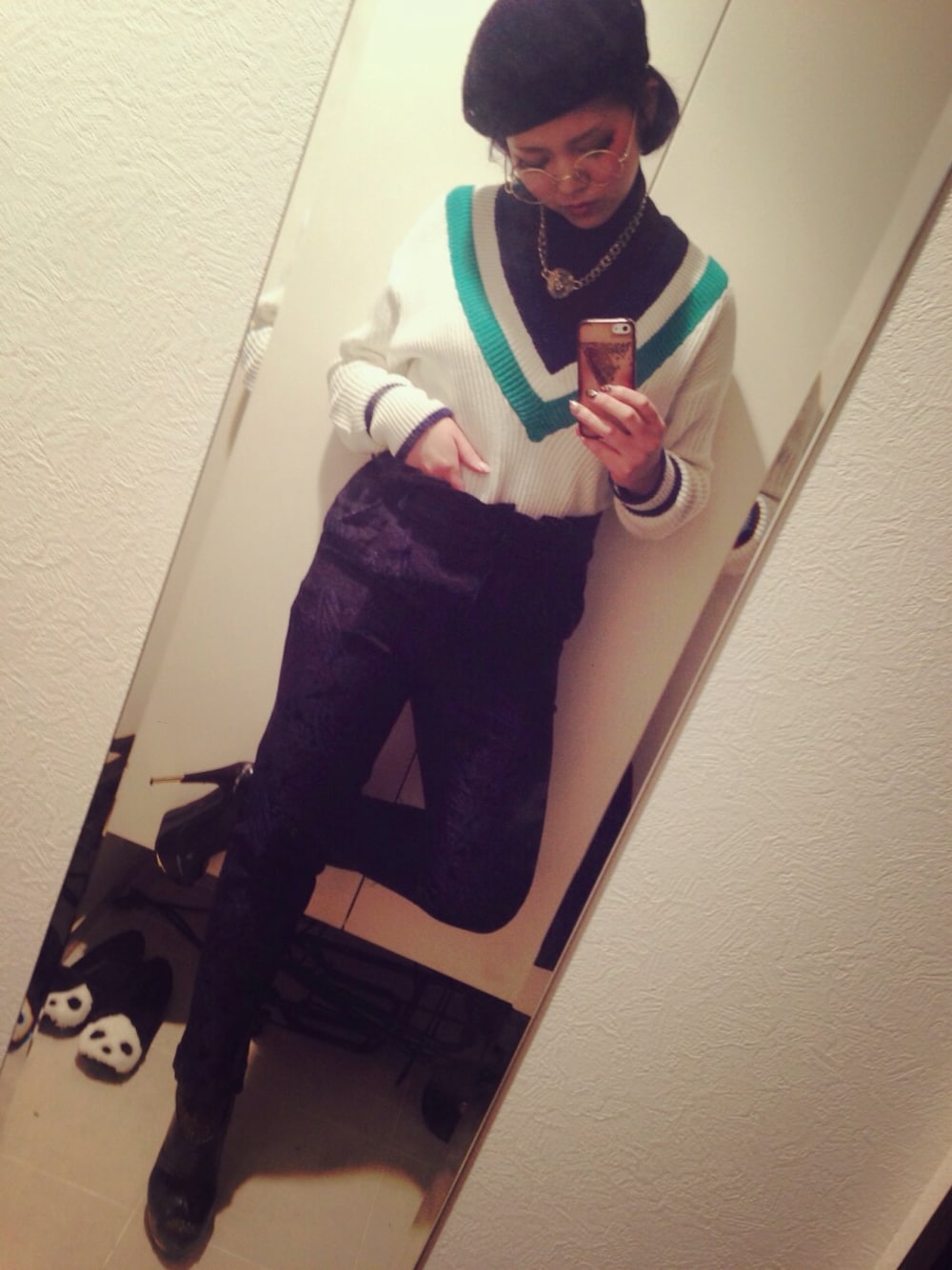 ホワイト系のニット/セーターを着用したレディースの春コーディネートの1枚目の写真