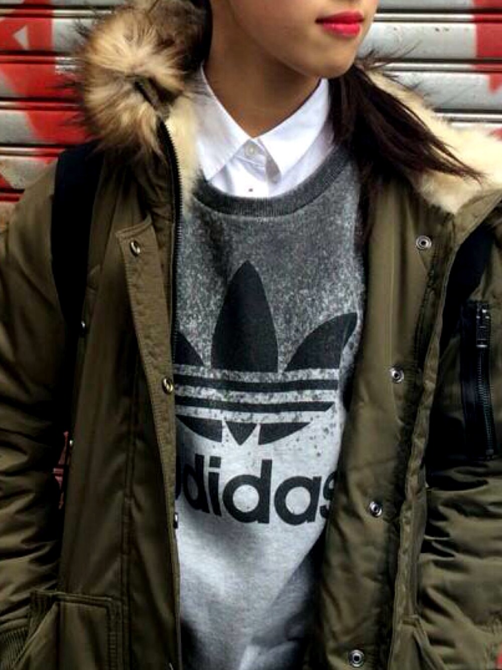 「adidas、adidasoriginals、Diesel、ミリタリージャケット、シロシャツ、黒スキニー」｜「adidas Originalsのアイテム（スウェット、グレー系）」を使った、ワカさん（レディース・162cm）の冬コーディネートの1枚目の写真