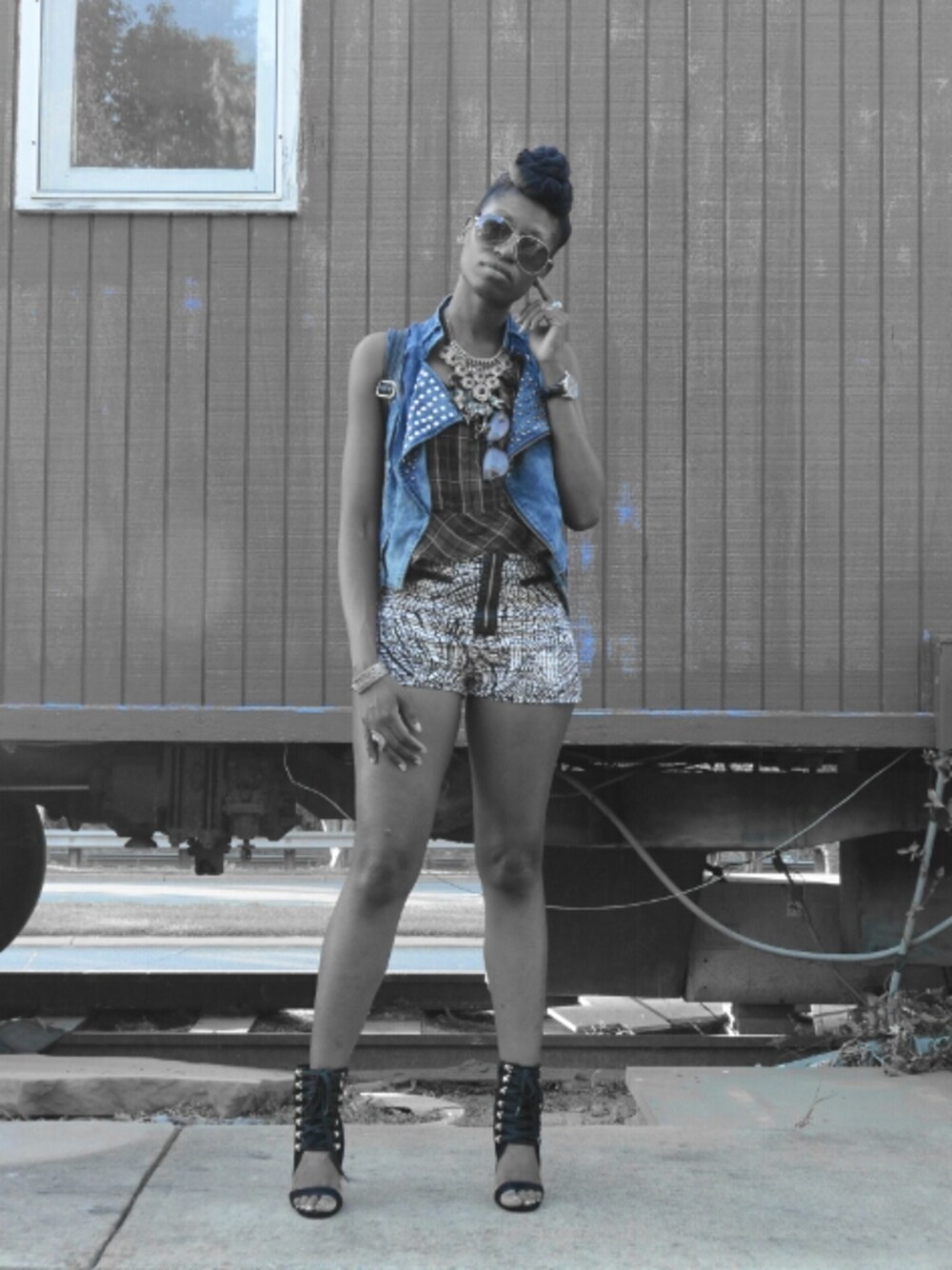 「summerscarves_TBrand、summer、travel、denim、studs、punk、patternmixing、LABOR DAY、natural hair、music」｜「Double Zeroのアイテム（ベスト、ブルー系）」を使った、Sophisonairさん（レディース・168cm）の秋コーディネートの1枚目の写真