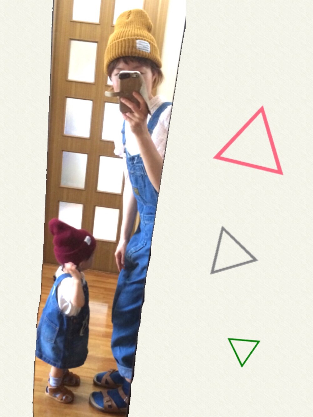 ホワイト系のTシャツ/カットソー、ブルー系のサロペット/オーバーオール、ブラウン系のサンダルを着用したキッズの夏コーディネートの1枚目の写真