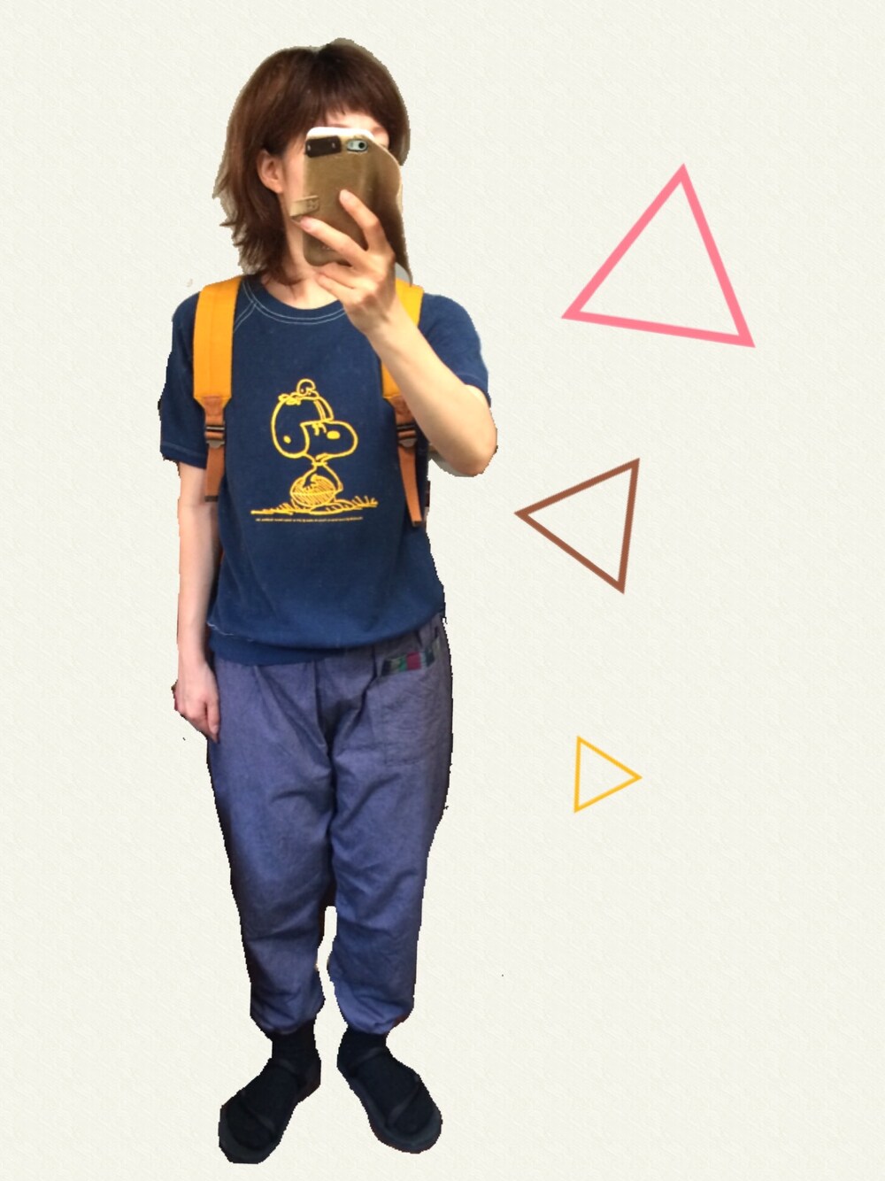 ブルー系のスウェット、ブルー系のパンツ、ブラック系のサンダルを着用したレディースの夏コーディネートの1枚目の写真