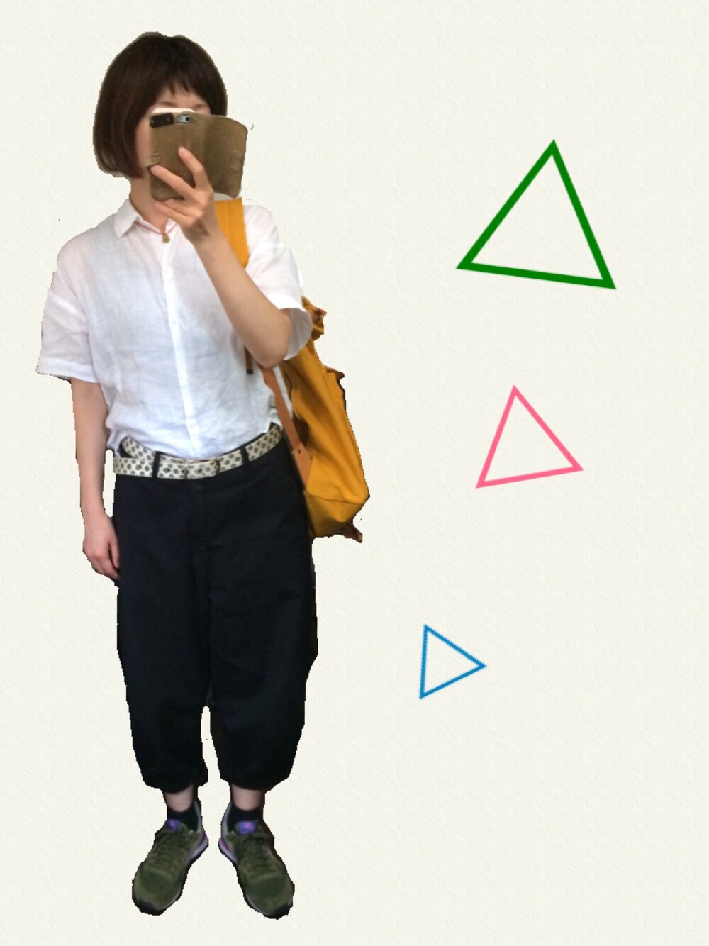 イエロー系のバックパック/リュック、ホワイト系のシャツ/ブラウス、ブラック系のその他パンツを着用したレディースの夏コーディネートの1枚目の写真