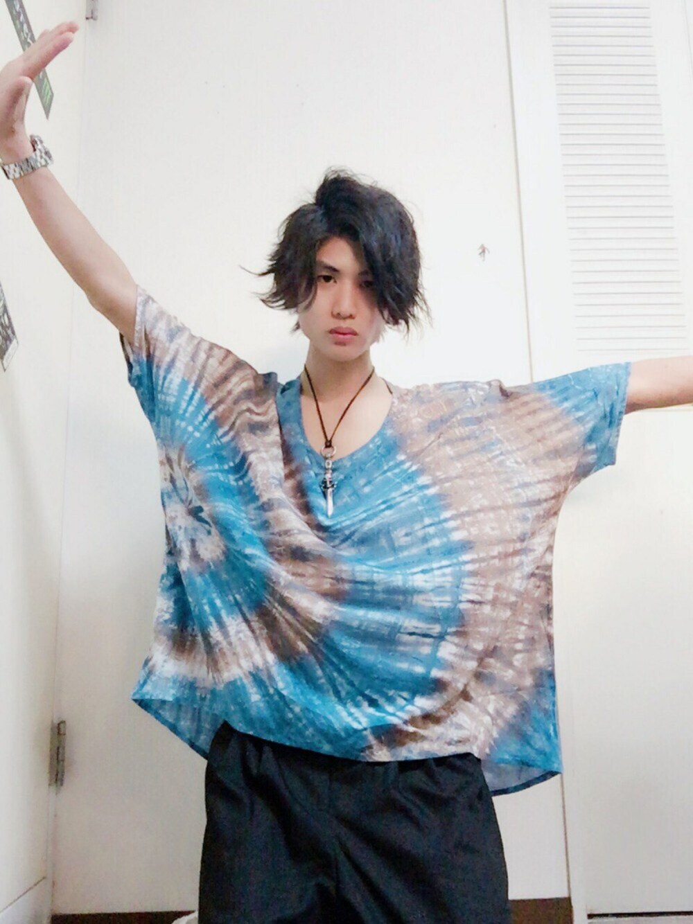 ブラック系のスラックス、ブルー系のシャツ/ブラウス、シルバー系のネックレスを着用したメンズの夏コーディネートの1枚目の写真