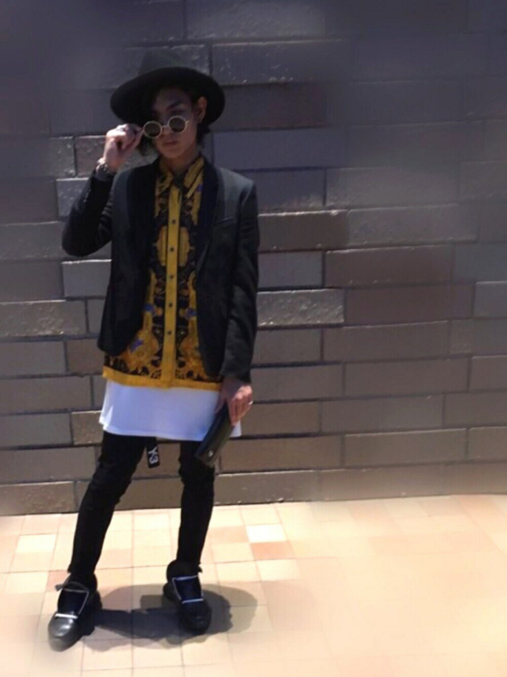 ホワイト系のTシャツ/カットソー、ブラック系のデニムパンツ、オレンジ系のシャツ/ブラウスを着用したメンズの秋コーディネートの1枚目の写真