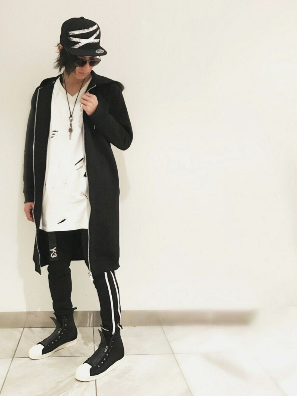 ブラック系のパーカー、ブラック系のスニーカー、ブラック系のトップスを着用したメンズの冬コーディネートの1枚目の写真