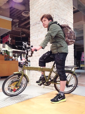 「靴下チラ見せ」｜「アイテム（ミリタリージャケット）」を使った、Unoさん（メンズ・163cm）の春コーディネート