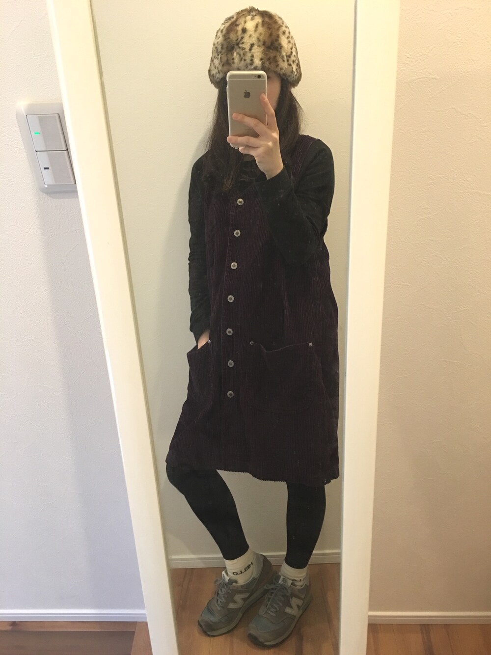 パープル系のワンピース/ドレス、ブラック系のTシャツ/カットソー、グレー系のスニーカーを着用したレディースの冬コーディネートの1枚目の写真