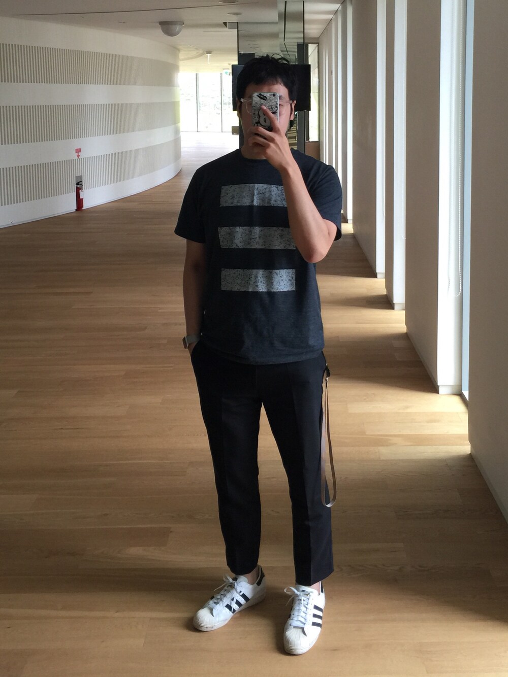 「PIGALLE、KRIS VAN ASSCHE、adidas、superstar80's、daily look、black」｜「PIGALLEのアイテム（Tシャツ/カットソー、グレー系）」を使った、younsukcrvzy さん（メンズ・184cm）の夏コーディネートの1枚目の写真