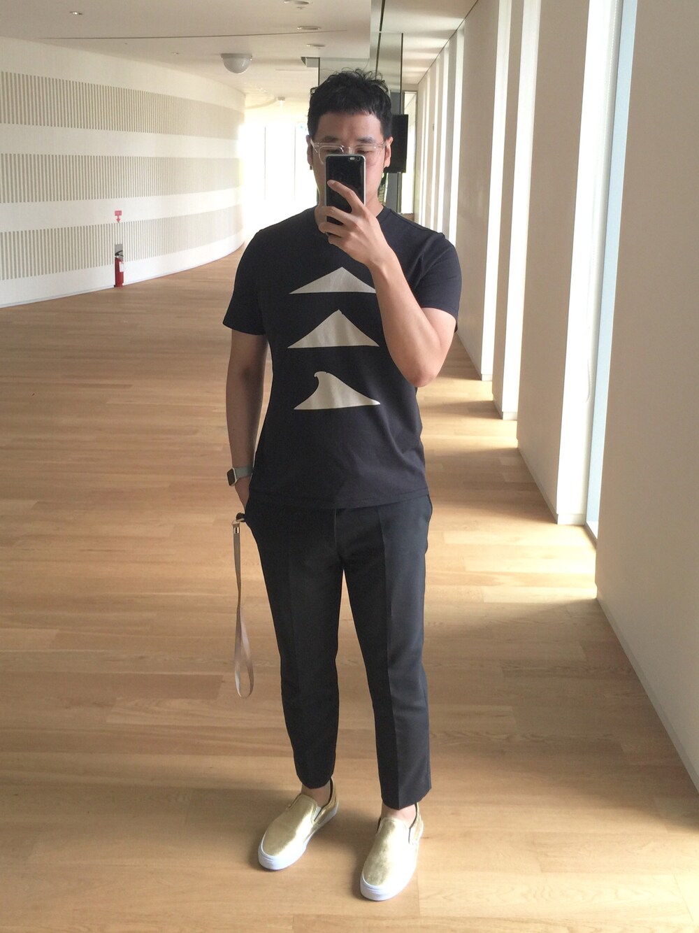 「KRIS VAN ASSCHE、black、VANS、gold、M.Nii、vendor、Apple Watch」｜「M.Niiのアイテム（Tシャツ/カットソー、ブラック系）」を使った、younsukcrvzy さん（メンズ・184cm）の夏コーディネートの1枚目の写真
