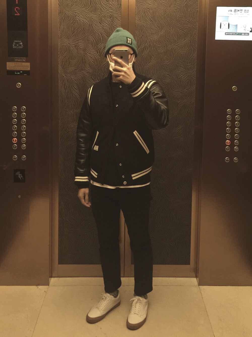 「RAF SIMONS、ACNE、VANS、OPENING CEREMONY、BEDWIN & THE HEARTBREAKERS」｜「BEDWIN & THE HEARTBREAKERSのアイテム（スタジャン、ブラック系）」を使った、younsukcrvzy さん（メンズ・184cm）の冬コーディネートの1枚目の写真