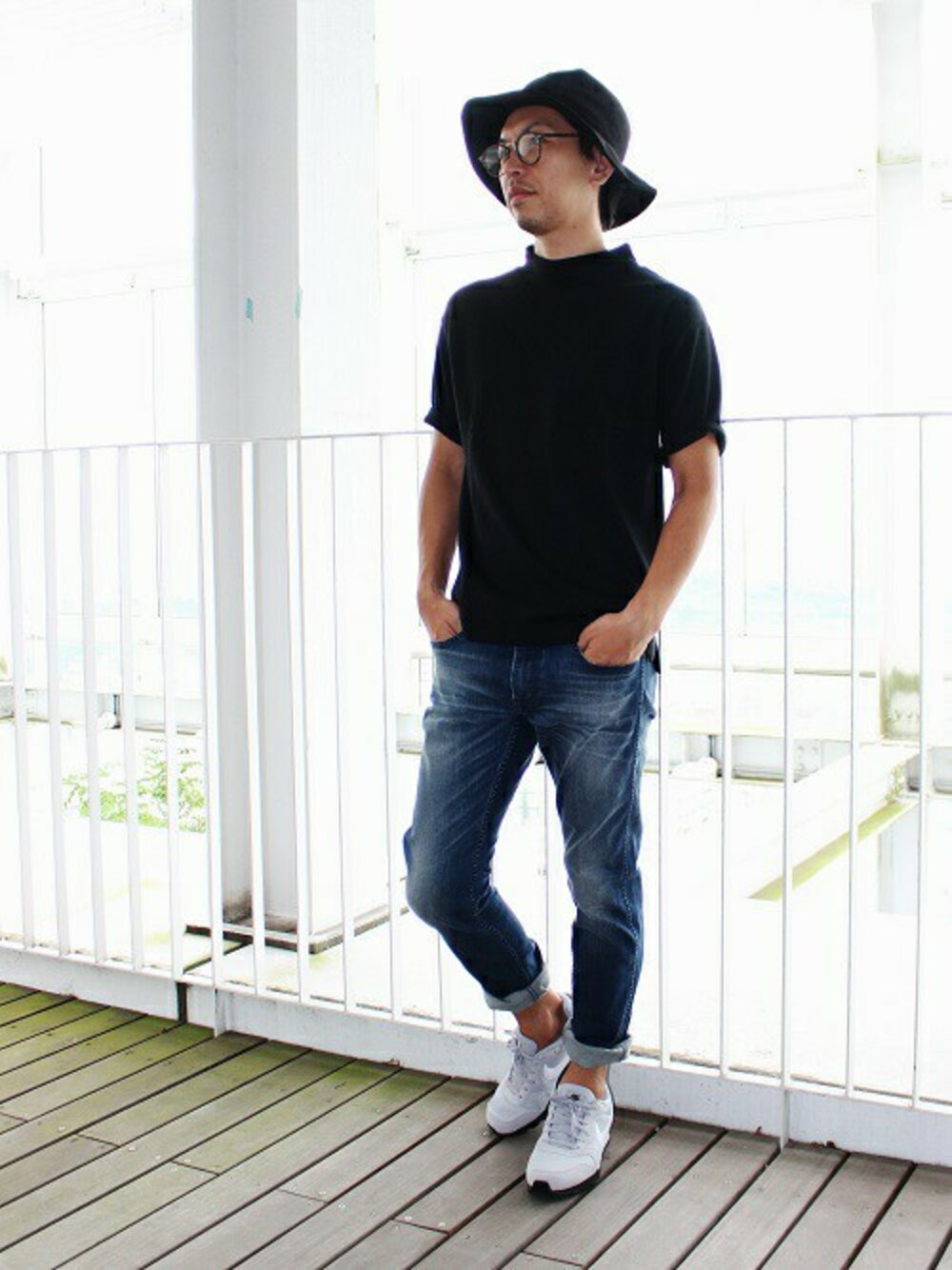 ブラック系のTシャツ/カットソー、ブルー系のデニムパンツ、グレー系のスニーカーを着用したメンズの夏コーディネートの1枚目の写真