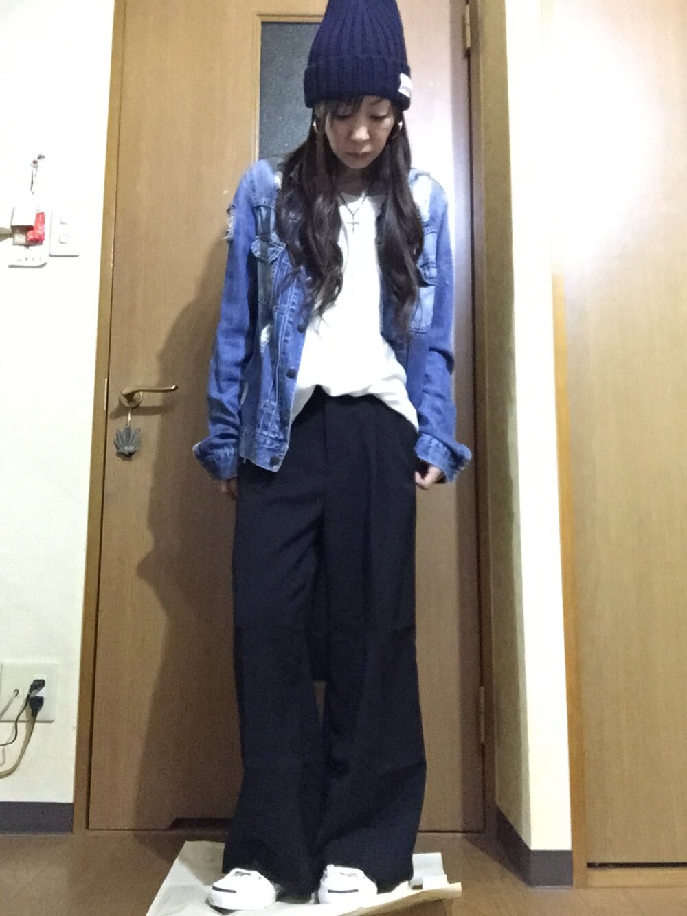 「moussy、AZUL by moussy、GU、ジャックパーセル、デニムジャケット、ニット帽、ワイドパンツ、おかいもの、雨の日、前田ケイン」｜「MOUSSYのCRUSH DENIM JK（デニムジャケット、ブルー系）」を使った、tu→koさん（レディース・157cm）の秋コーディネートの1枚目の写真