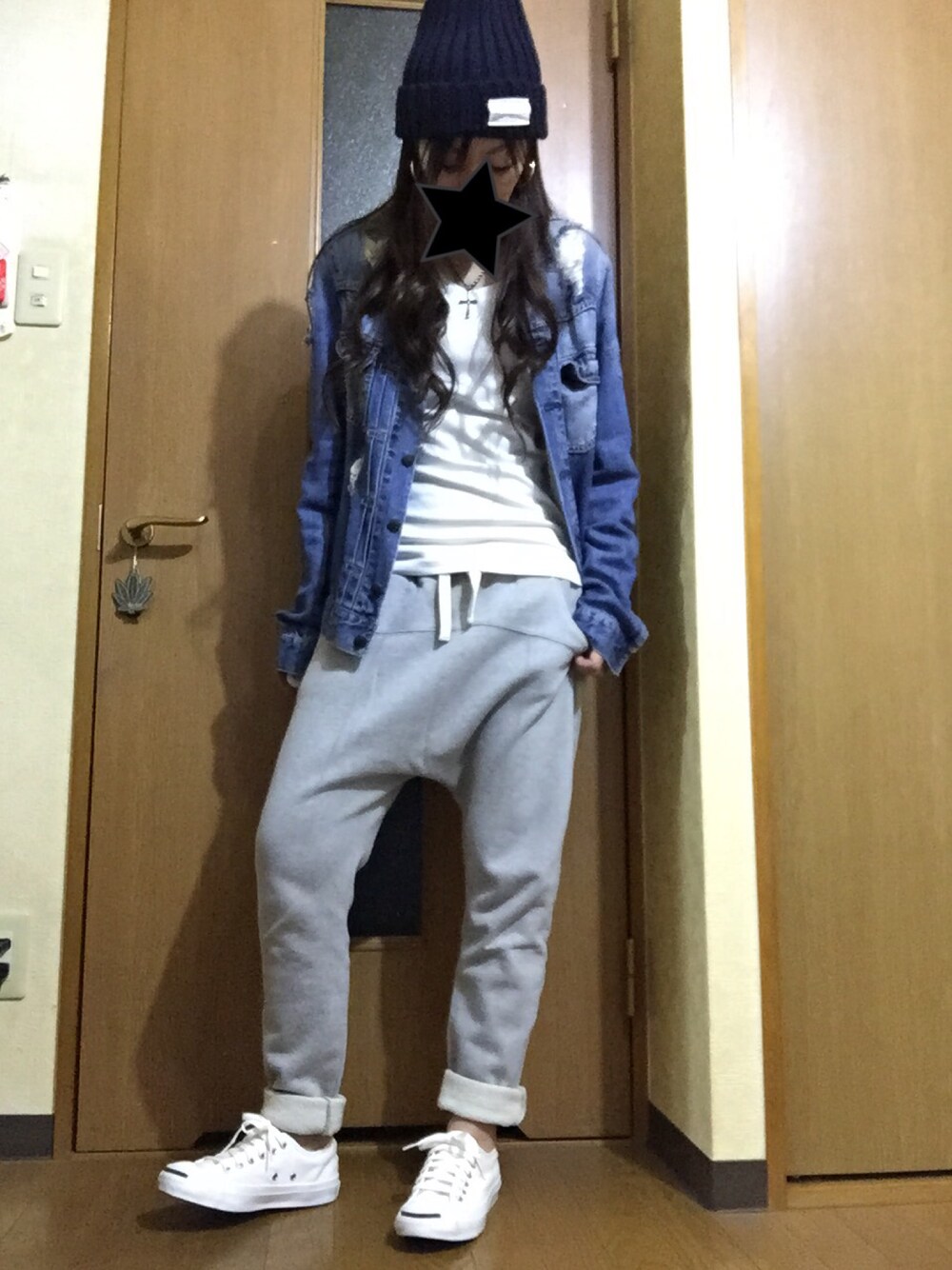 「moussy、Ungrid、GU、ジャックパーセル、コンバース、Gジャン、クラッシュジーンズ、ニツトキャプ、サルエルパンツ、お買い物」｜「MOUSSYのCRUSH DENIM JK（デニムジャケット、ブルー系）」を使った、tu→koさん（レディース・157cm）の秋コーディネートの1枚目の写真